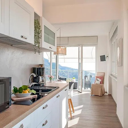 Awesome In With House Sea View Apartmán *